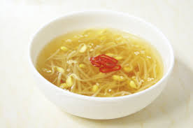 한국에서 해장 음식으로 유명한 콩나물국 완성 모습