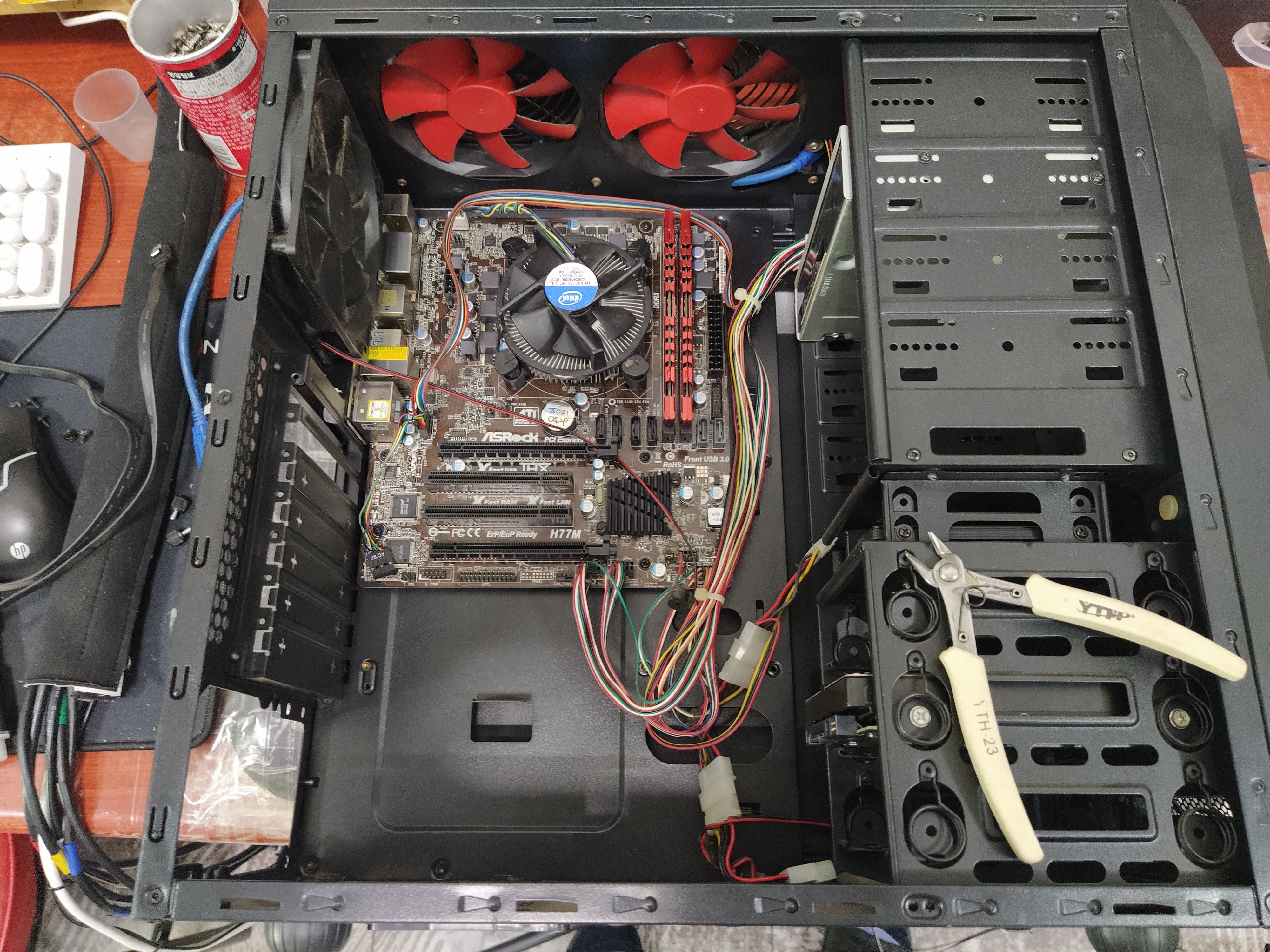 컴퓨터 본체와 니퍼