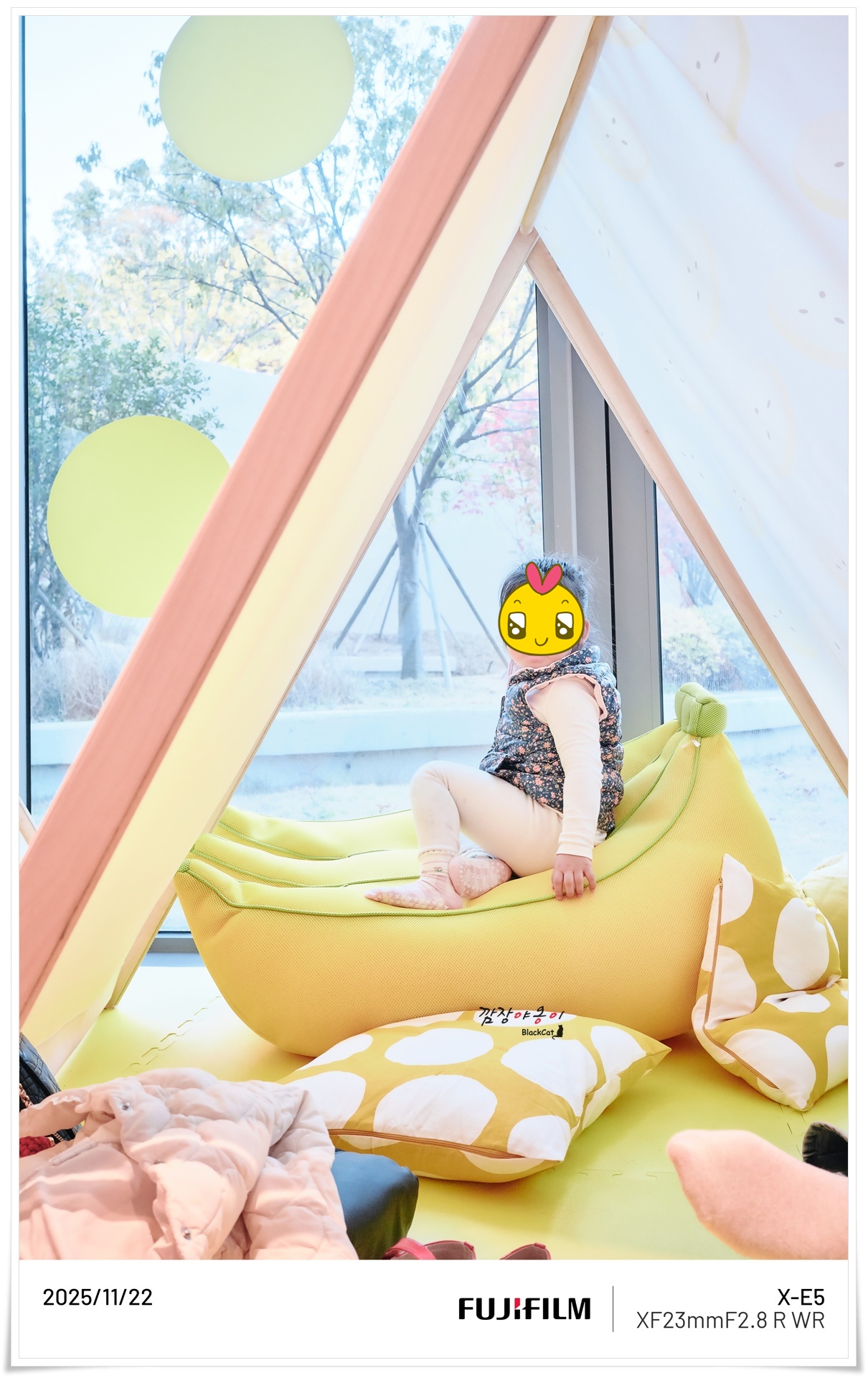 빠씨를 찾아서 바나나 쿠션 위에서 아쉬워하는 아이 모습