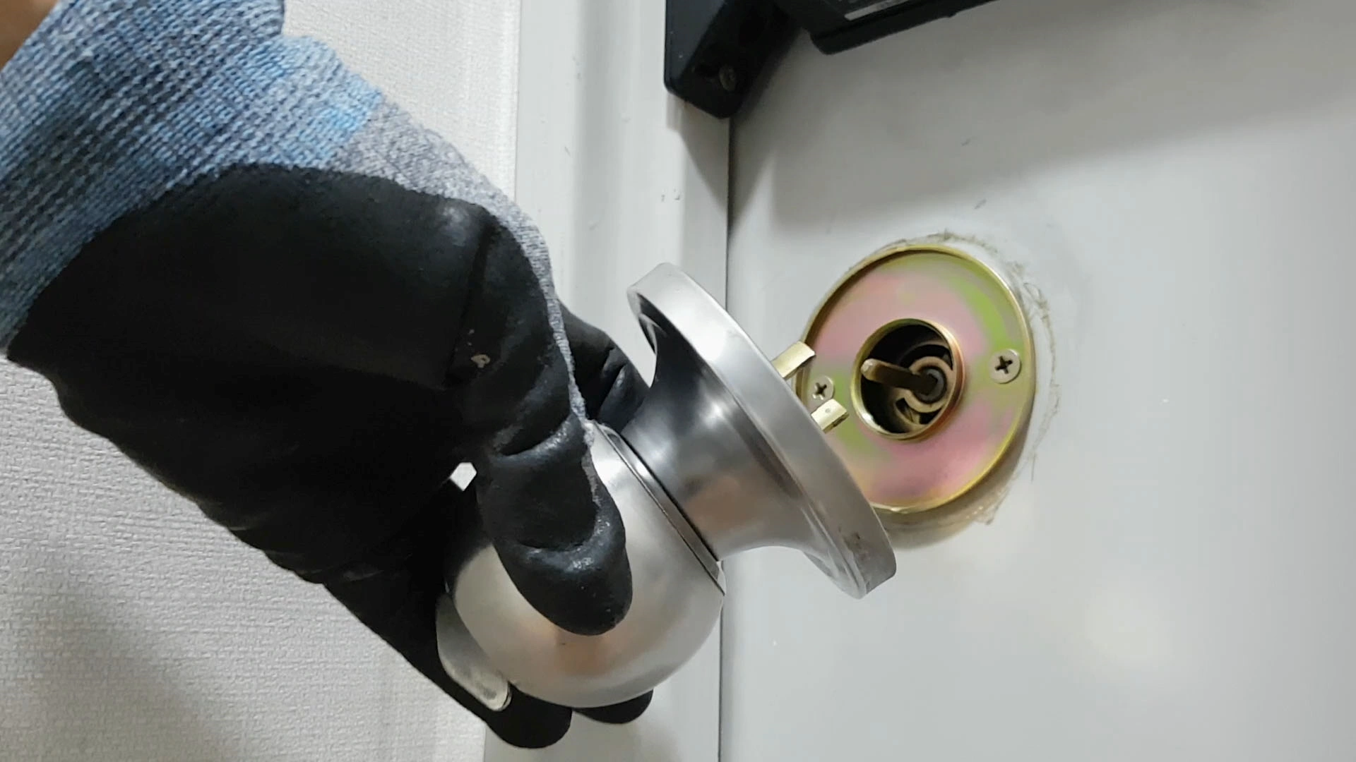 현관문 고정 볼트 위치