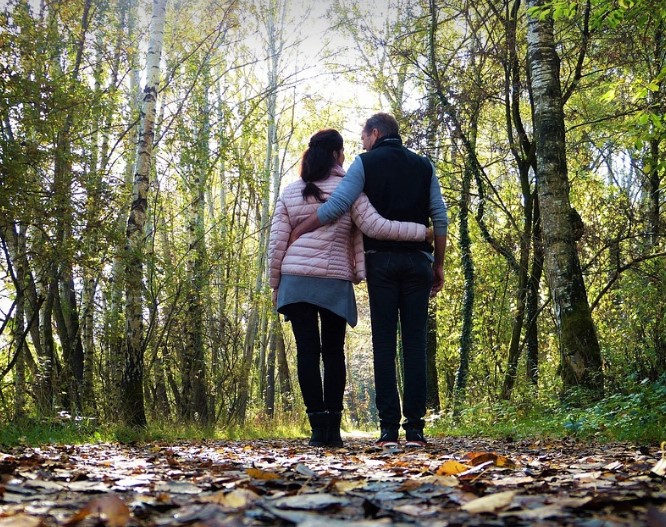 40대 부부 여행하는 사진