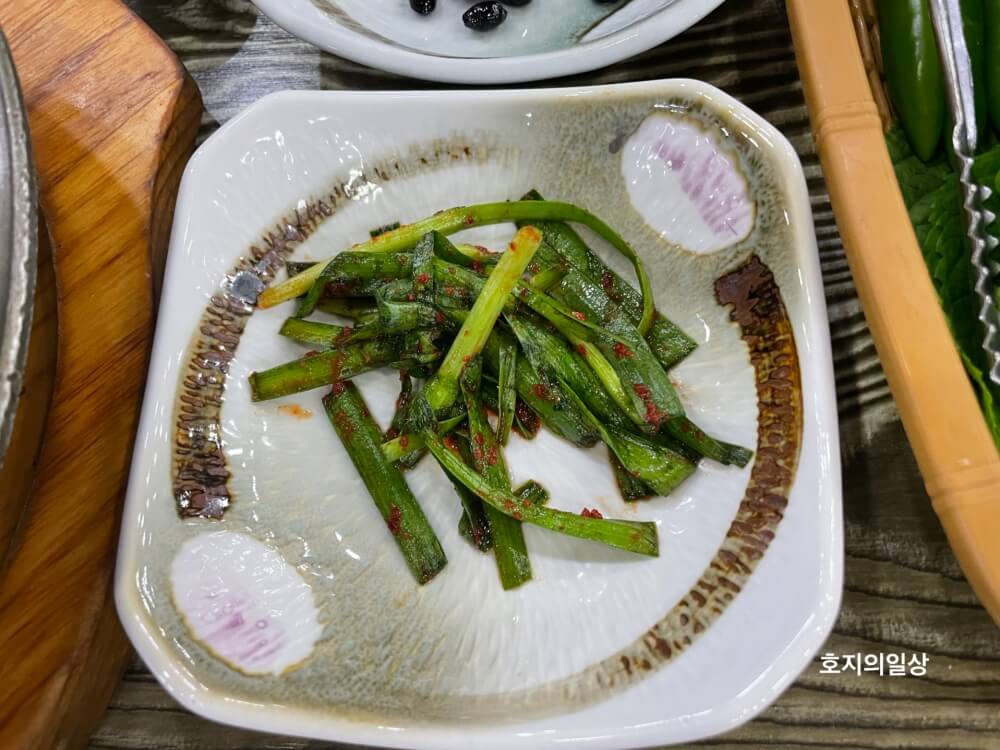 제주 애월 맛집 이춘옥원조고등어쌈밥 - 부추무침