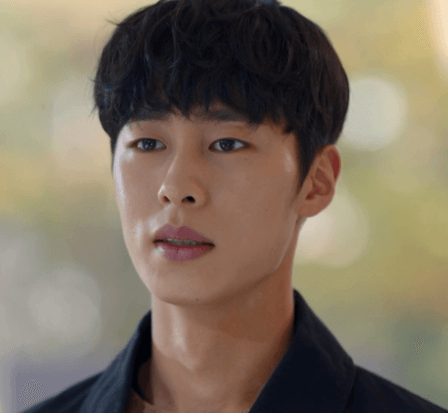 배우 이재욱님 얼굴 사진입니다.