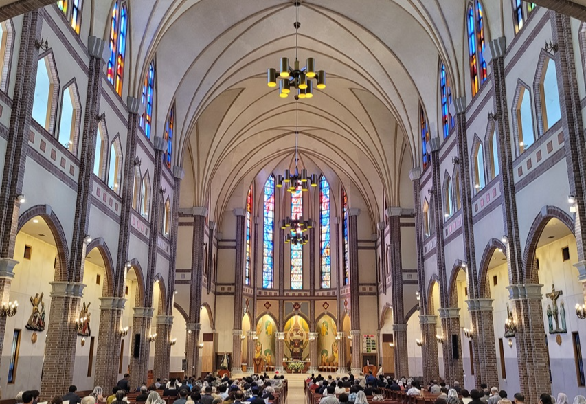 수원 권선동성당 성전 안 제대, 제단, 십자고상, 감실, 유리화, 십자가의 길 사진