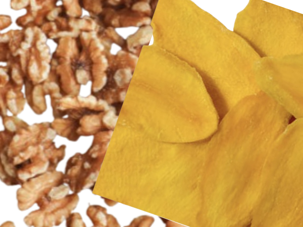 호두와 건망고가 놓여있다. 다소 어지럽게 흩뿌려져있다.