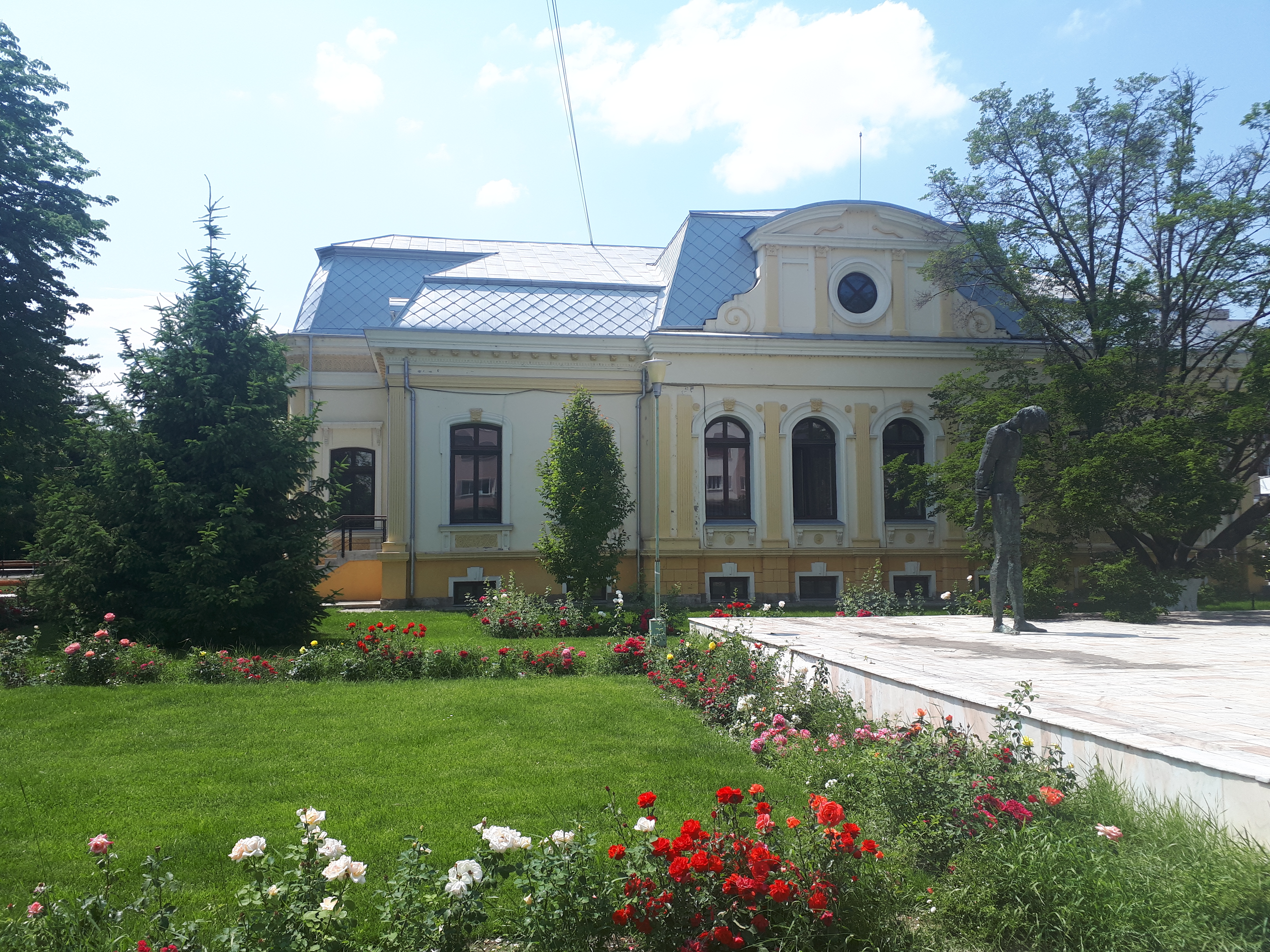 루마니아 바커우 주님의 승천 대성당 앞 꽃밭 속 건물