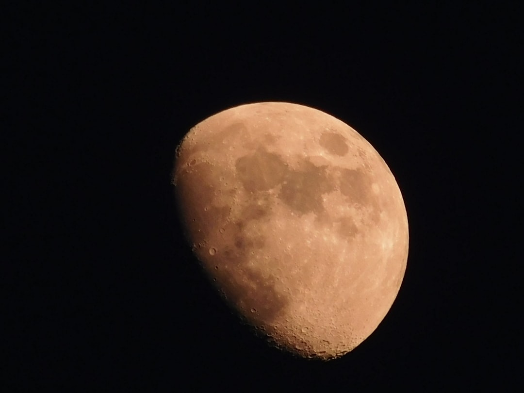 '달' (moon)