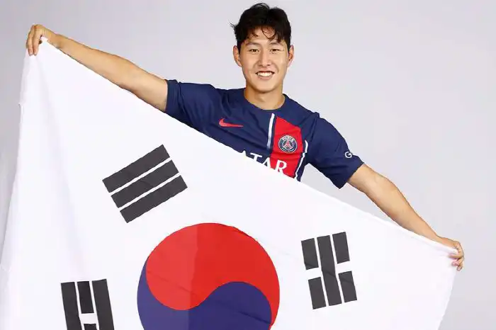 태극기 들고 있는 이강인