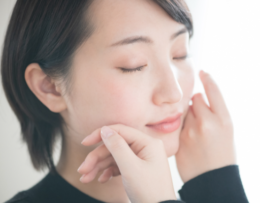 피부를 만지는 여성