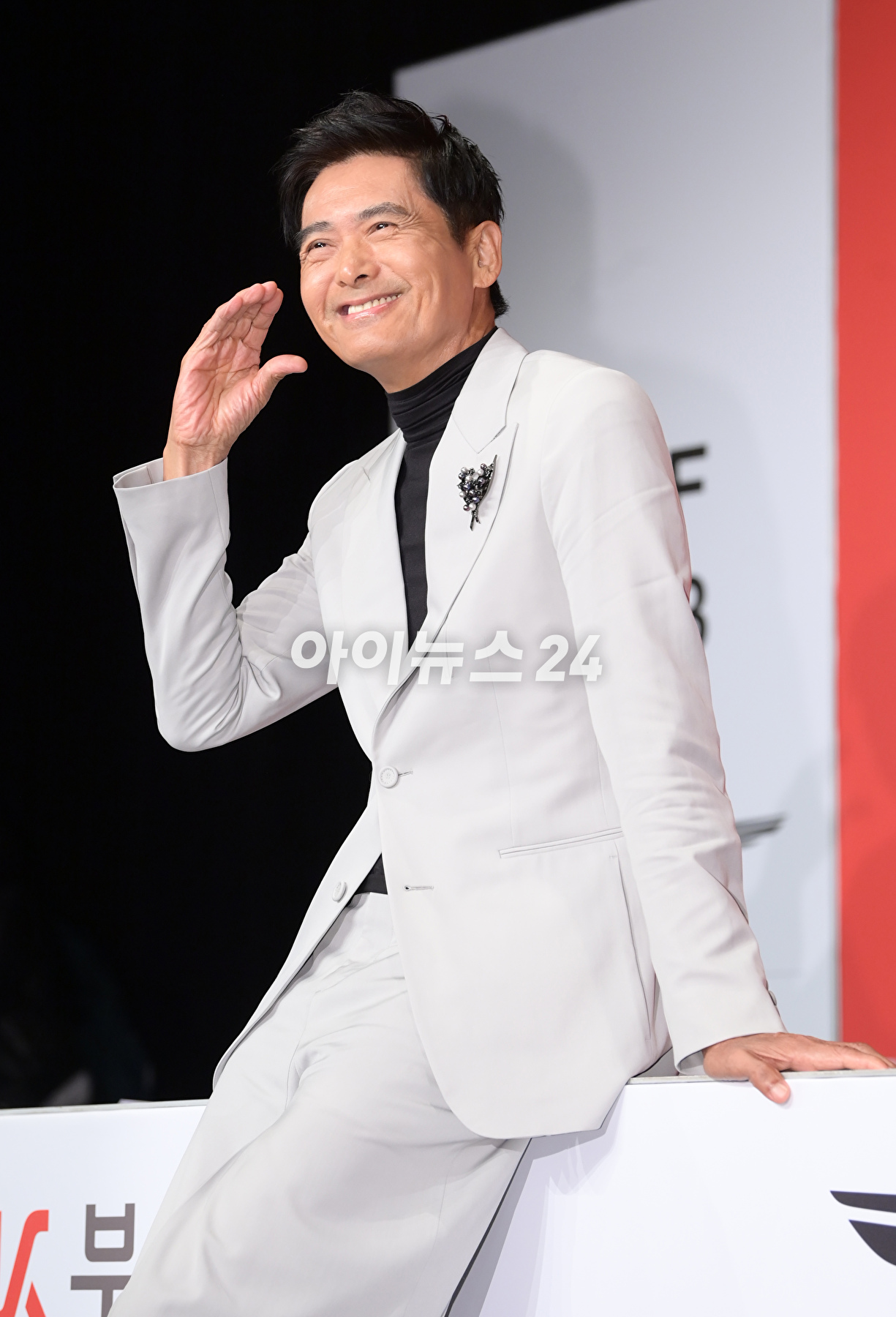 배우 주윤발(저우룬파)이&nbsp;5일 오후 부산광역시 해운대구 우동 KNN타워에서 진행된 제28회 부산국제영화제 공식 기자회견에 참석해 포토타임을 갖고 있다. [사진=정소희 기자]