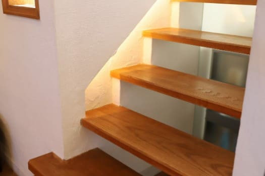 나무 색깔의 계단