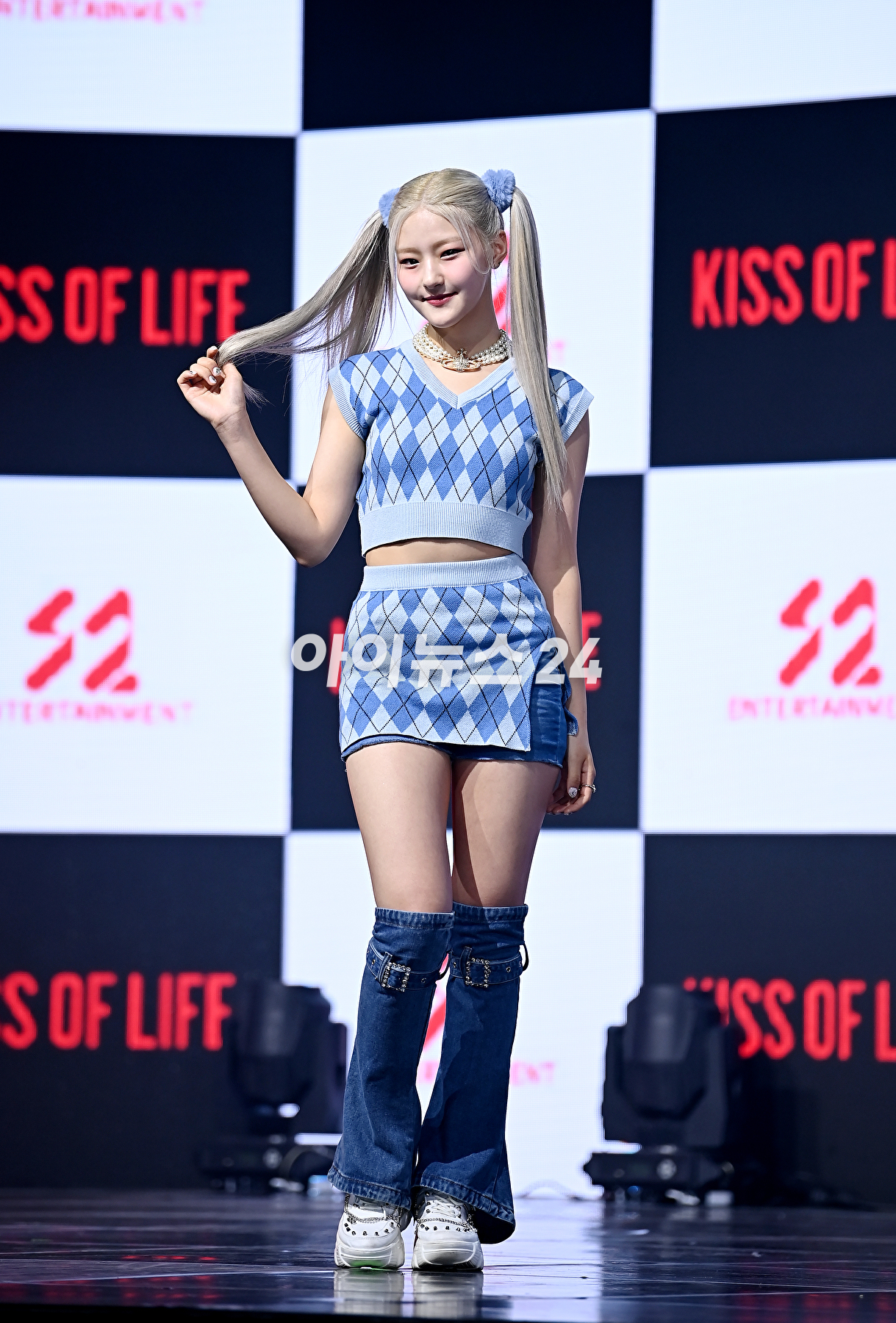 그룹 키스오브라이프가 5일 오후 서울 광진구 예스24 라이브홀에서 열린 첫 미니 앨범 'KISS OF LIFE' 쇼케이스에서 포토타임을 갖고 있다. [사진=곽영래 기자]