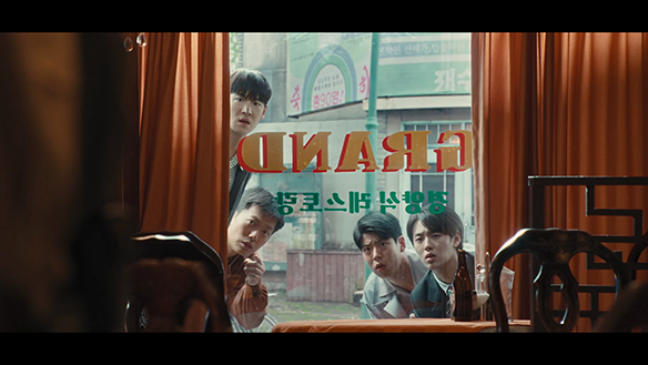 창문 너머를 살피는 수사반장 1958의 형사들