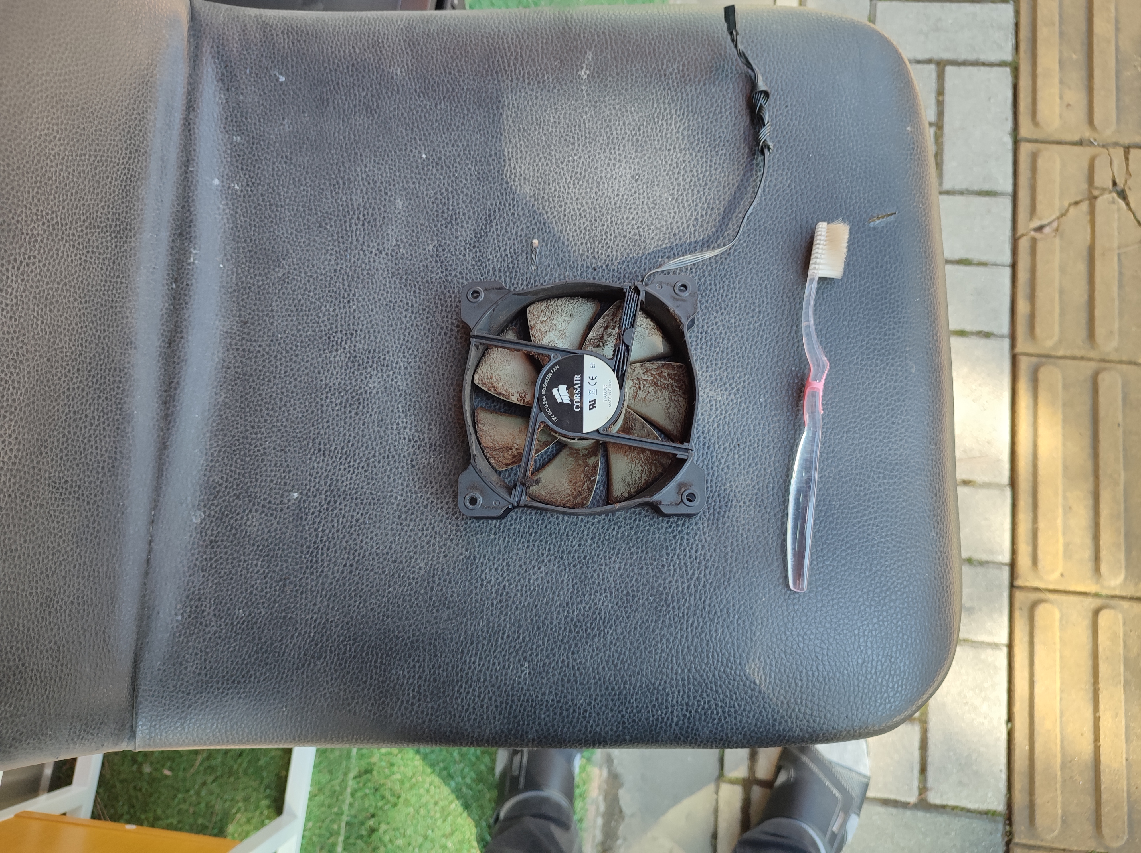 쿨러의 먼지도 털어내고 있습니다.