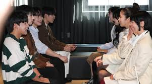 미팅하는 남녀 사진입니다.