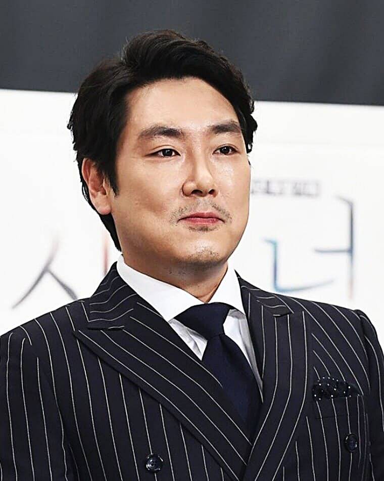 배우-조진웅