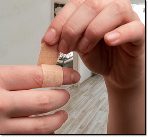 손가락을 베인 여성