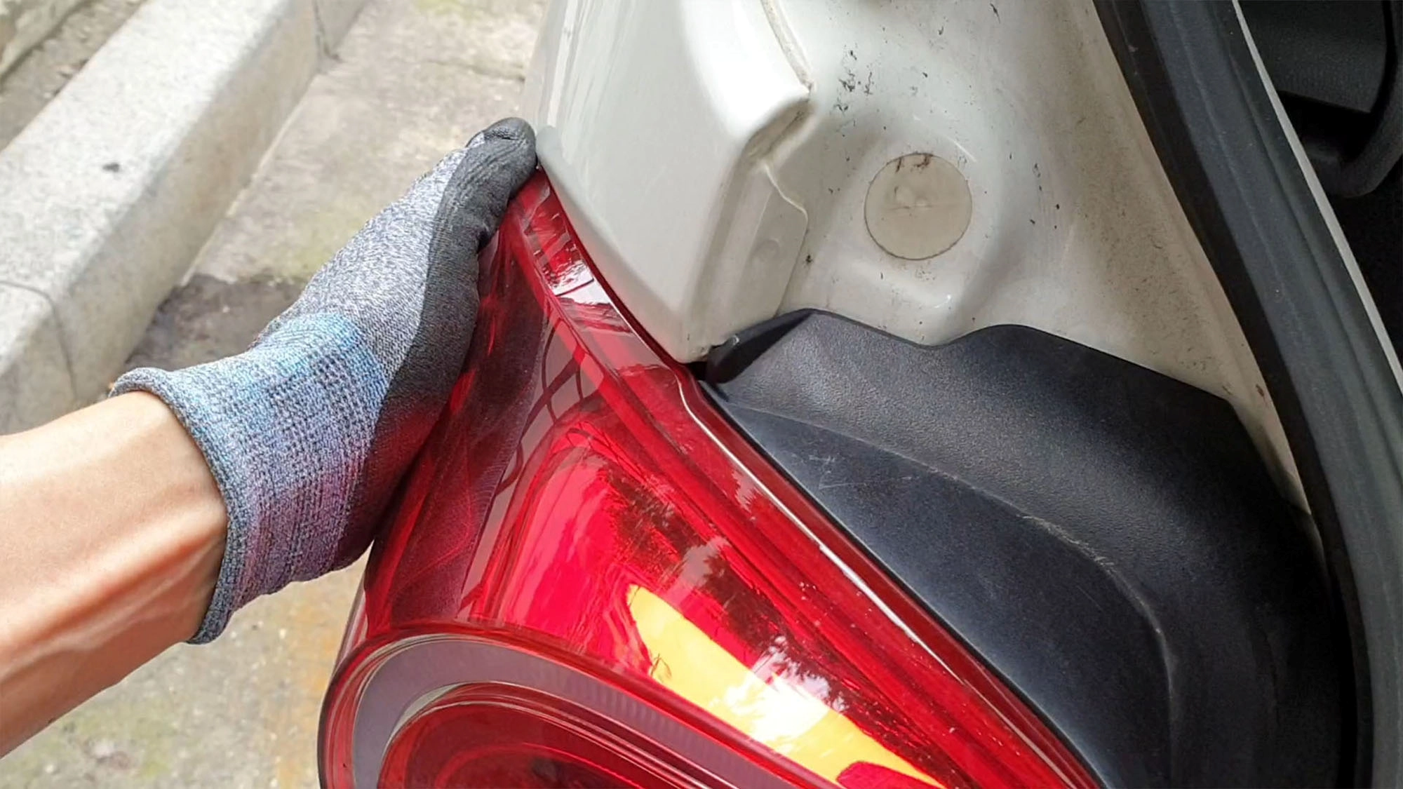 후방 등화장치 빼는 방향