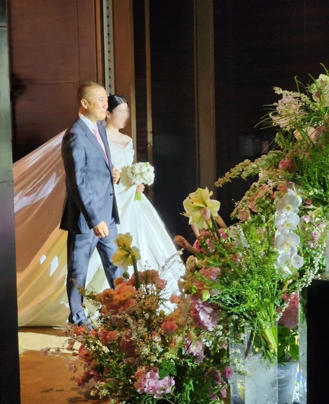 구자은 LS그룹 회장이 장녀와 함께 결혼식장에 입장하고 있다. 사진=한혜연 SNS