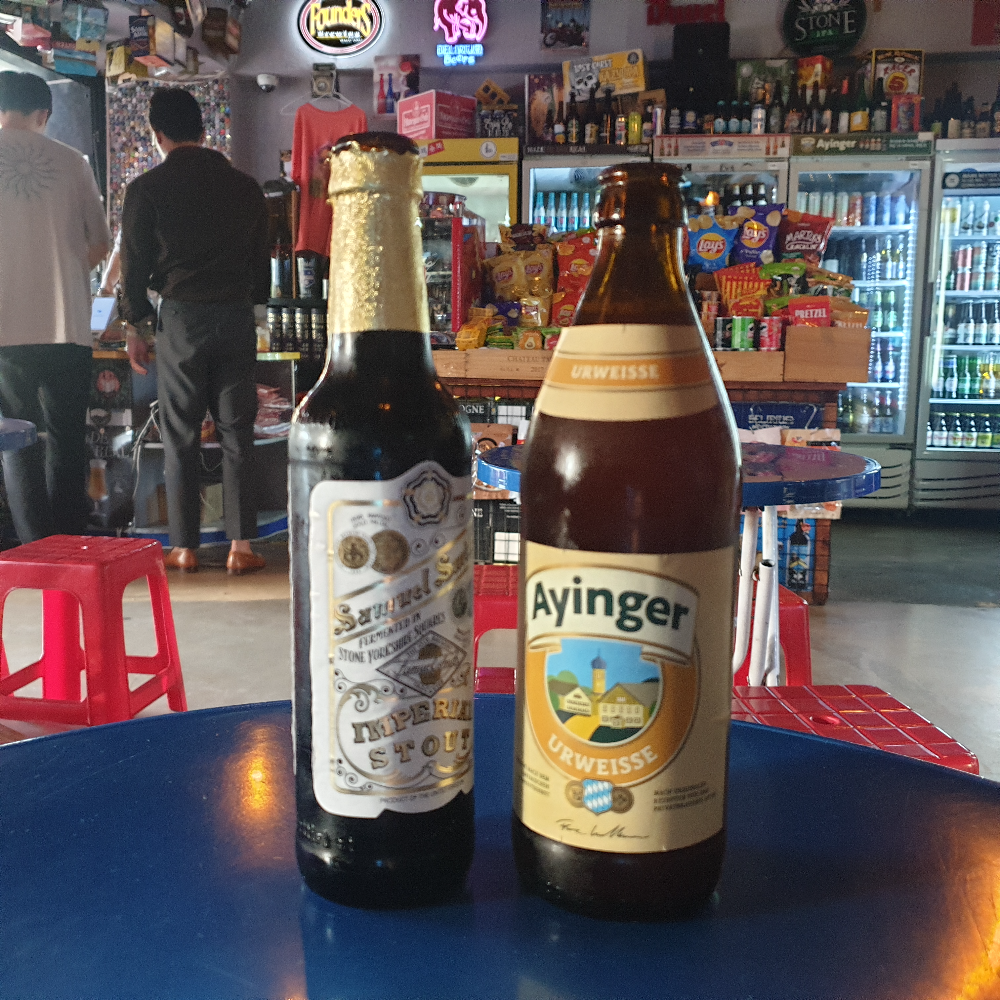 주문한 두 맥주가 붉은 테이블 위에 올려져있다.