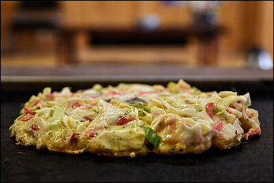 철판 위에 굽고 있는 오코노미야끼