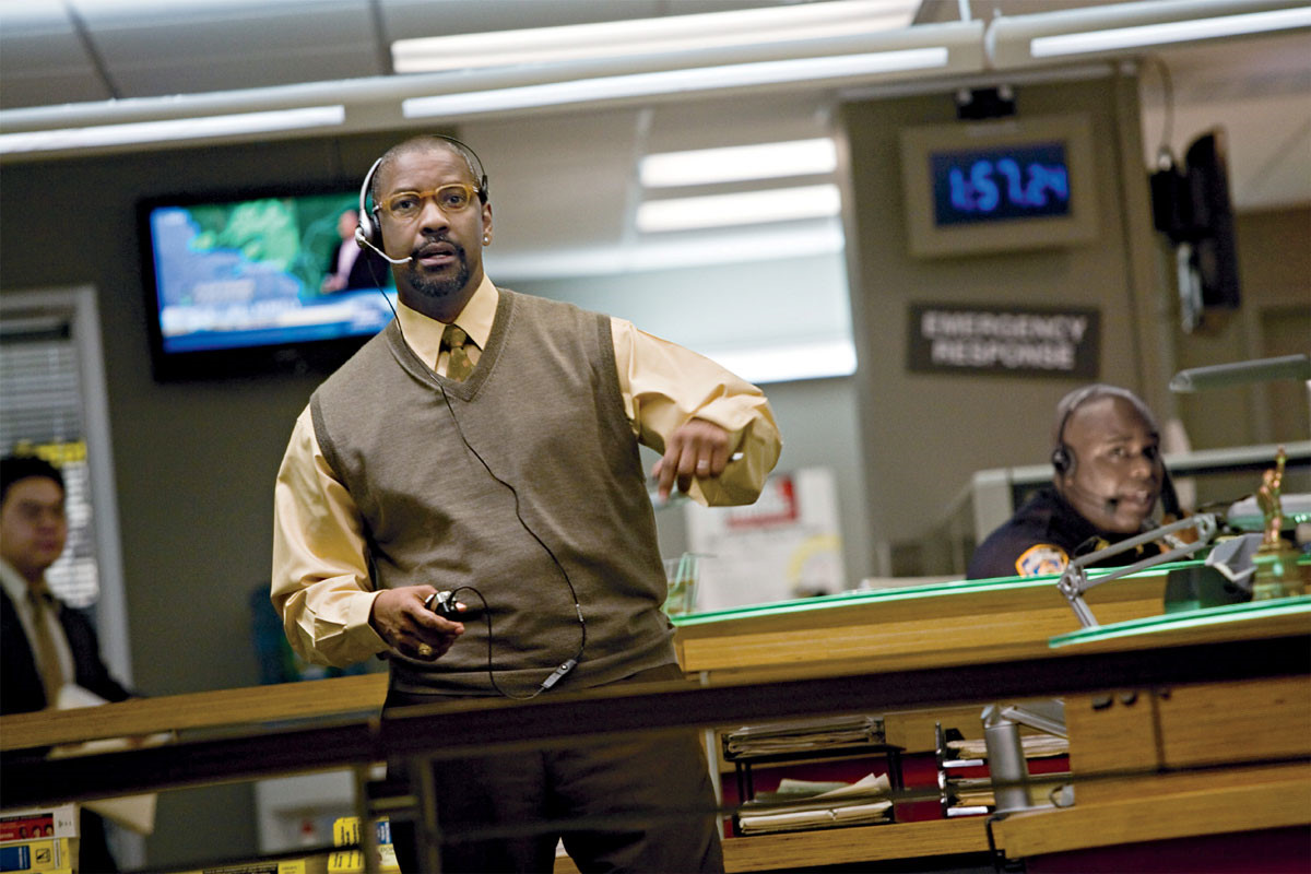 주인공 가버가 지하철 배차를 지시하고 있다.