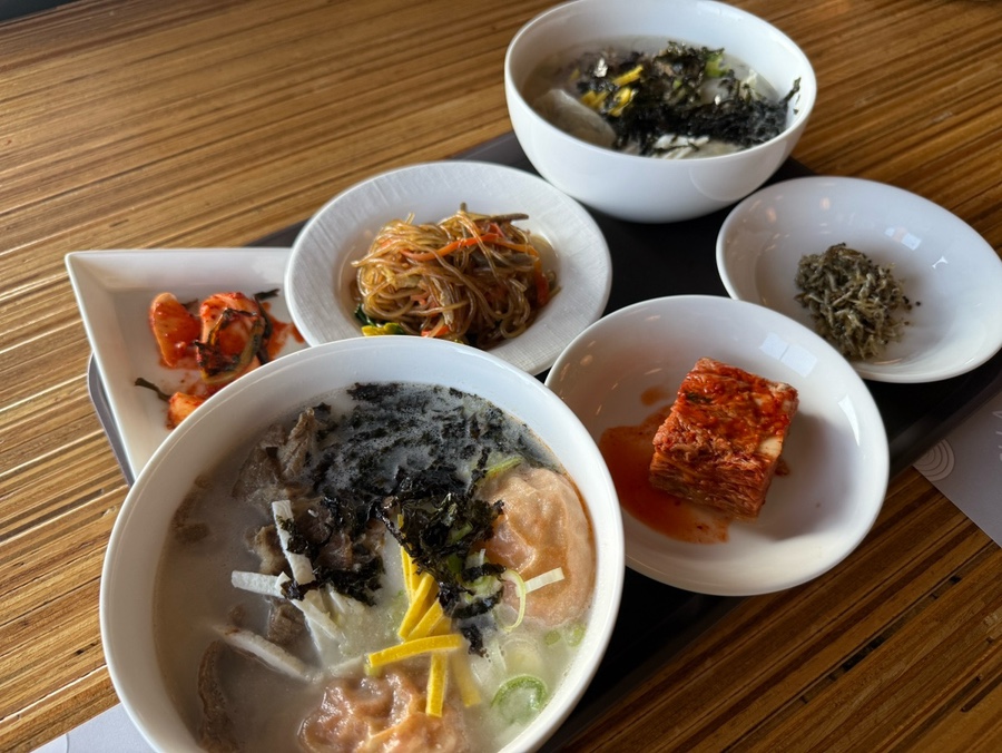 하슬라아트월드에서 제공된 떡국 한 상 사진, 새해 해돋이 여행 중 아침 식사로 즐긴 따뜻한 떡국과 반찬 구성