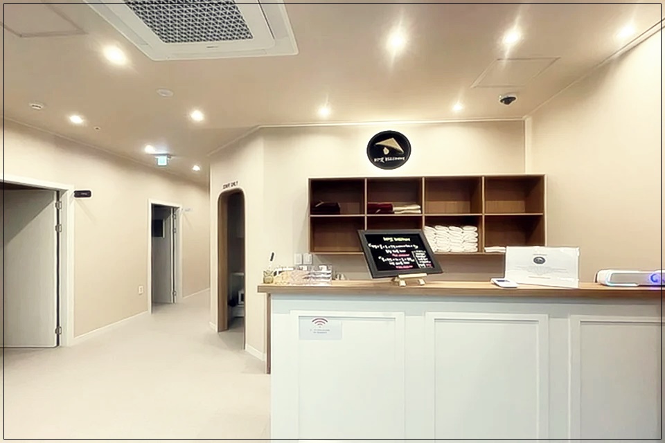 청결하고 깨끗한 화이트톤의 인테리어된 매장의 카운터