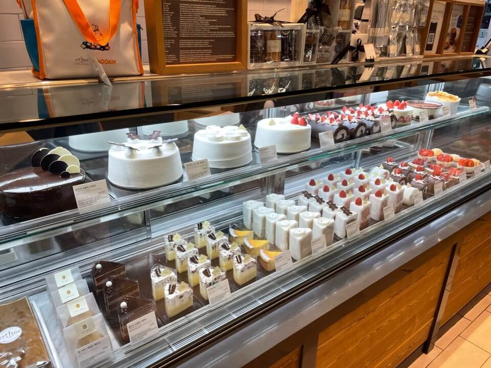 진열된-아티제-케익-모습