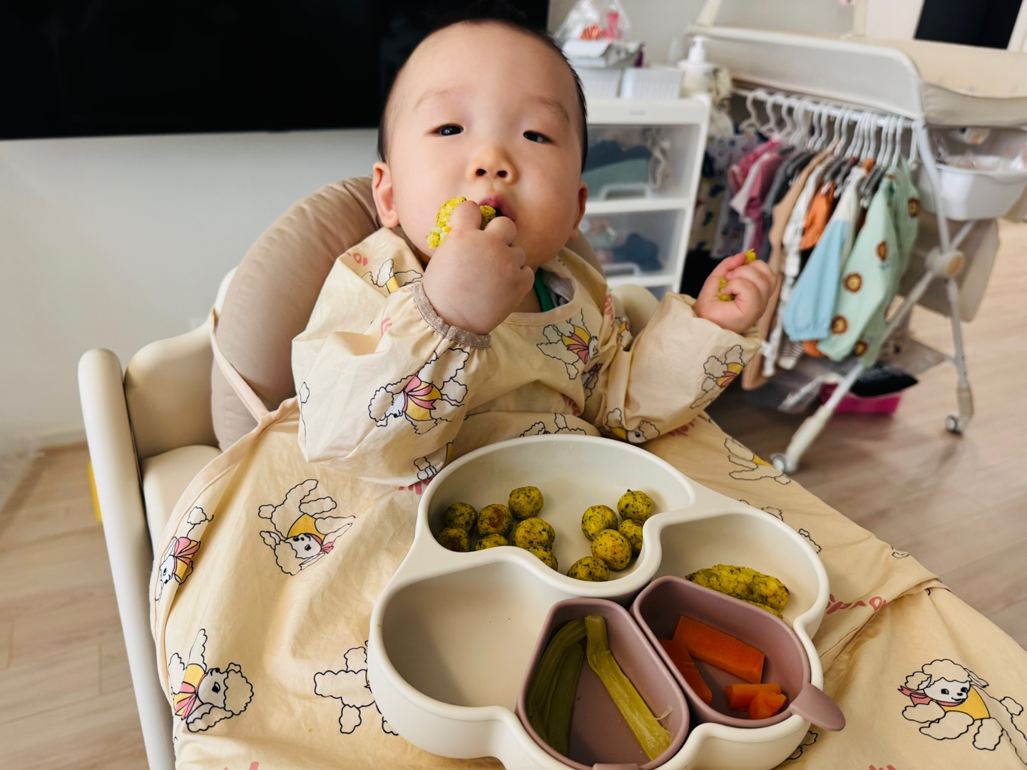 감자볼을 먹으며 눈을 또렷하게 뜨고 당근과 샐러리도 탐색 중인 자기주도 이유식 시간