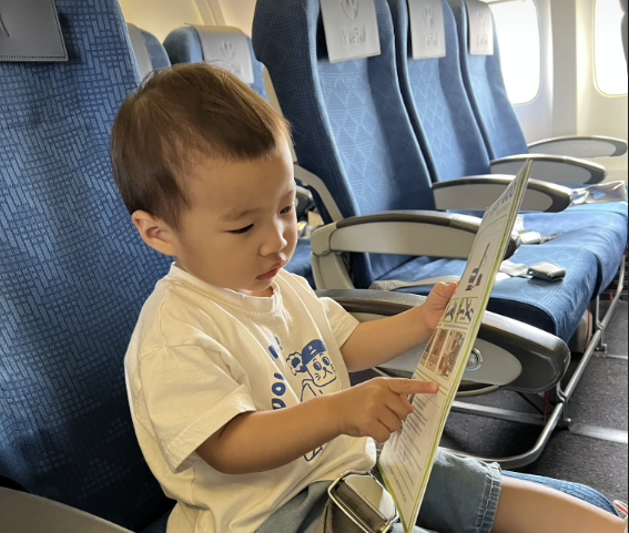 항공기 내에 탑승한 유아