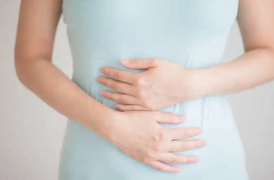 배를 만지는 여성