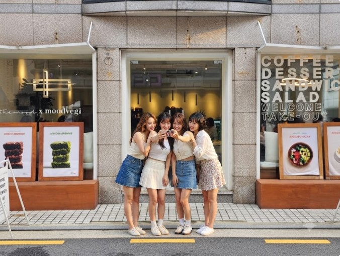 선릉역 인근 브런치 식사 이후 즐거운 추억을 남기는 사람들