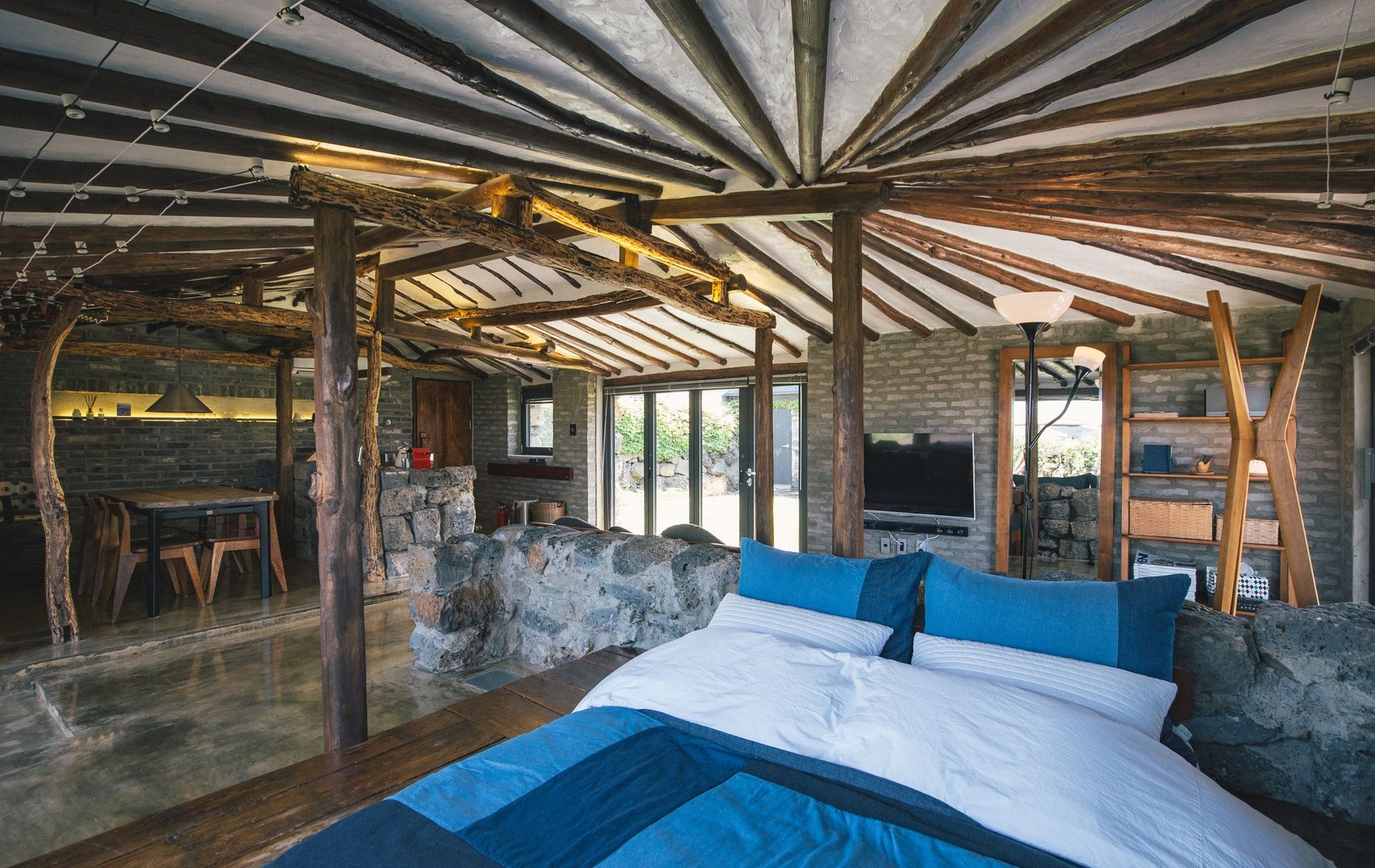 Z_Lab 제주 눈먼고래 실내