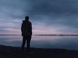 멍하니 바다를 보는 남자