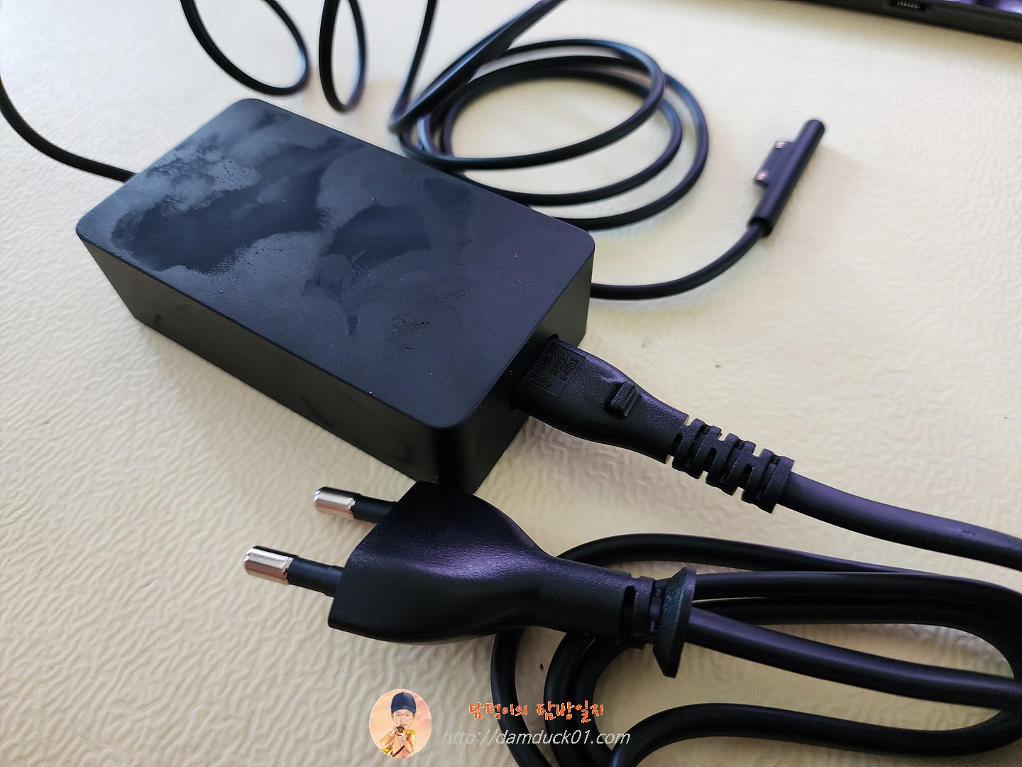 서피스 전용 충전단자가 적용된 충전기