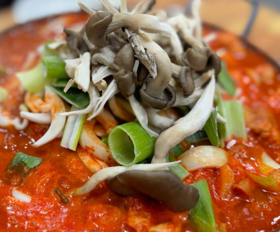 보글보글 끓고 있는 6시내고향 가경터미널시장 짜글이