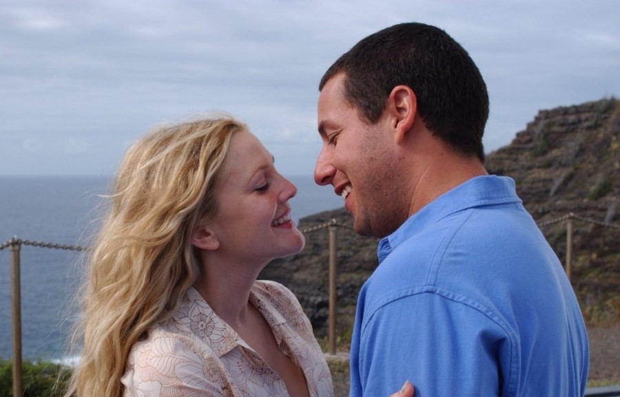 영화 첫 키스만 50번째 중 한 장면. 남녀 주인공이 키스를 하려고 한다.