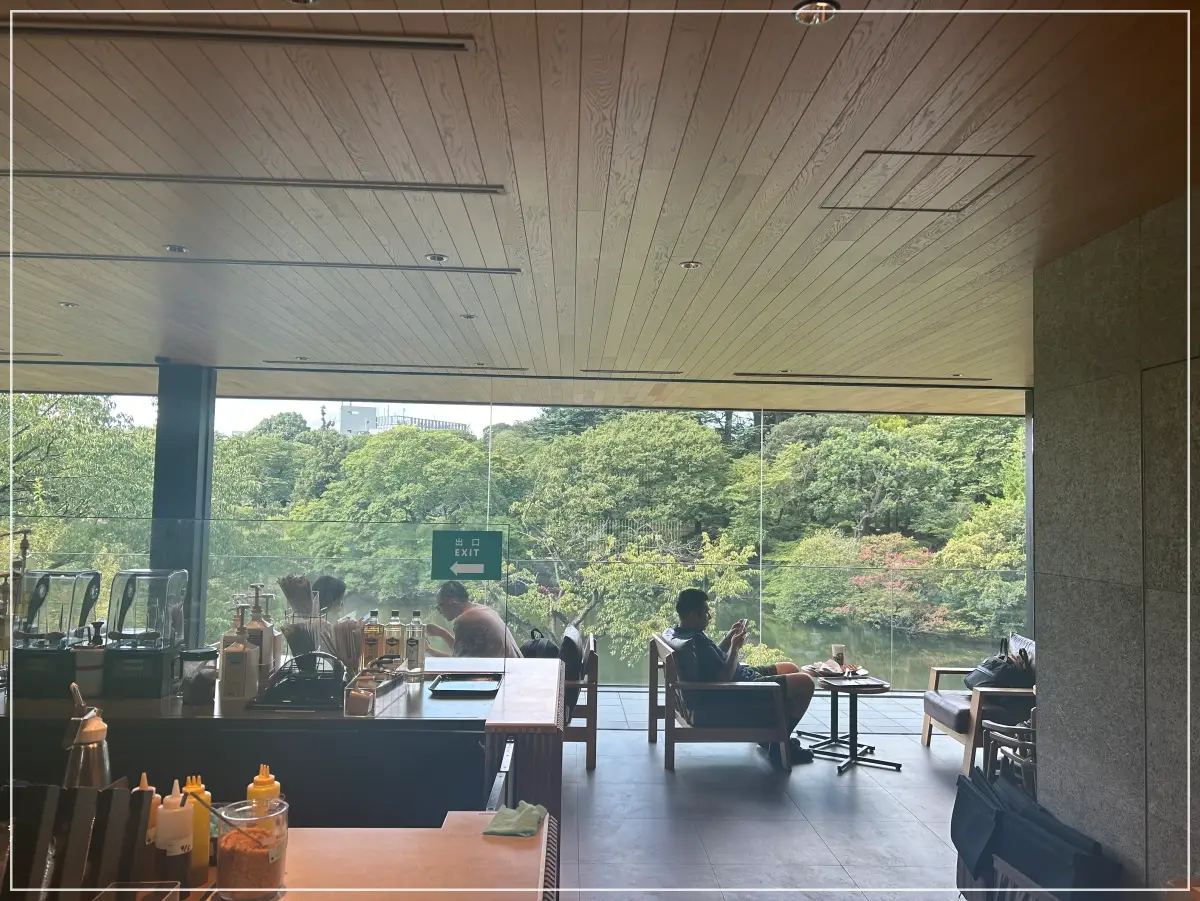 도쿄-신주쿠-쿄엔-여름-스타벅스-내부-모습