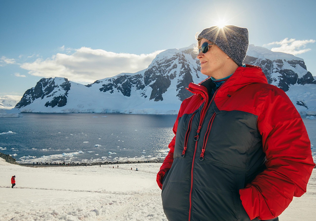 남극 탐험가들의 의류 혁신: 극한 추위에서 살아남기 위한 비밀