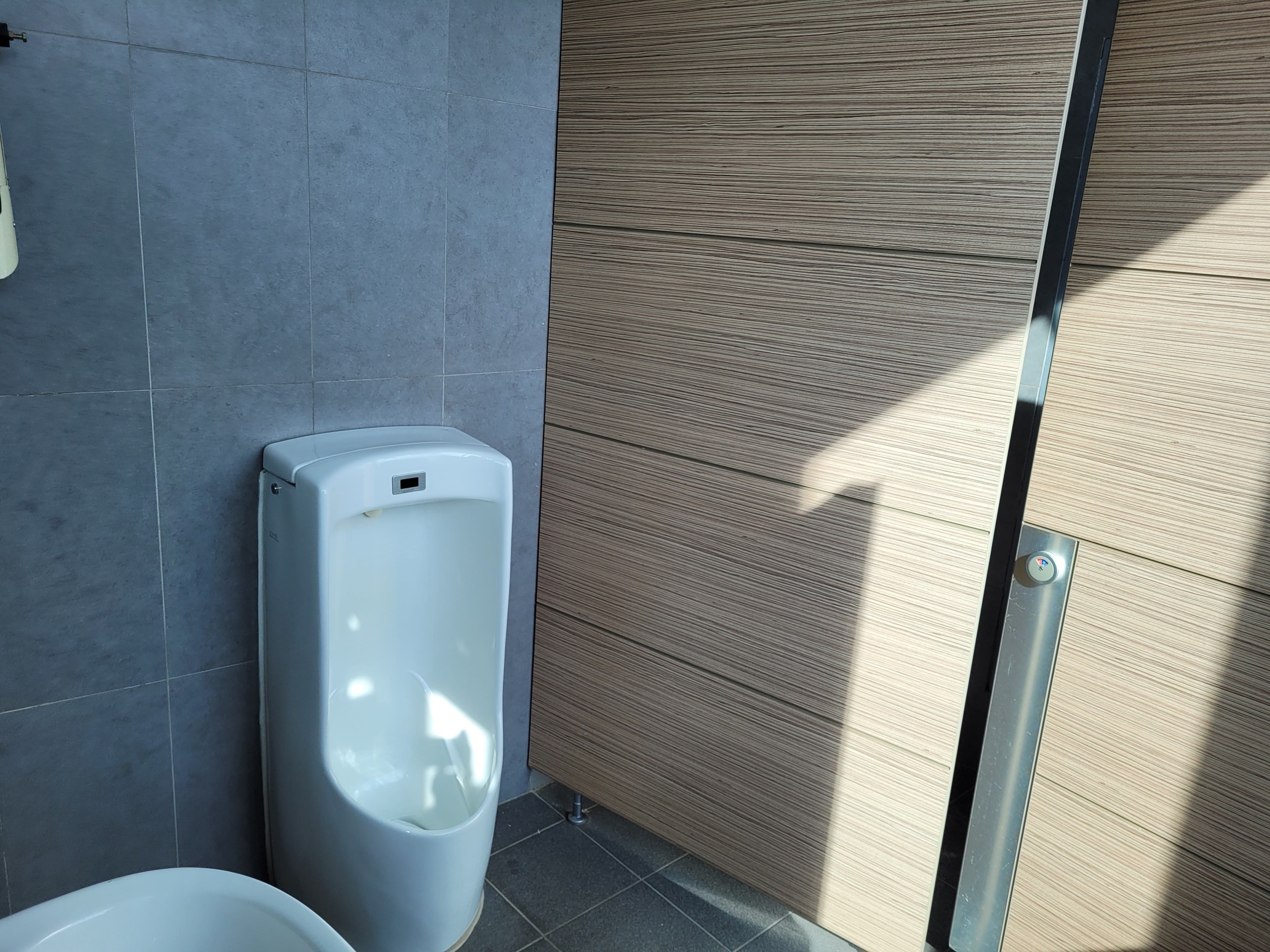 전망대 남자화장실 깨끗한 소변기