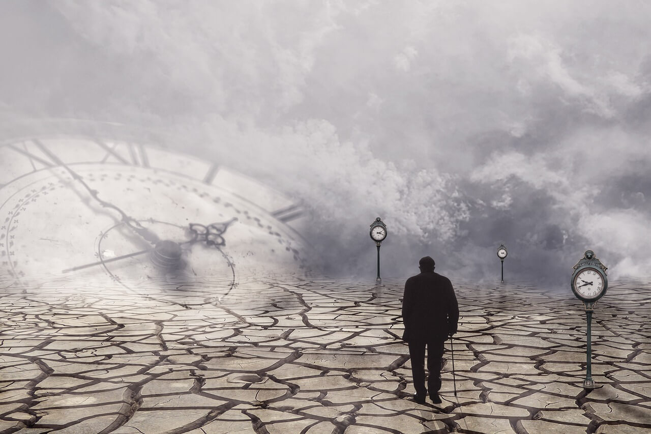 시간 길을 가는 노인