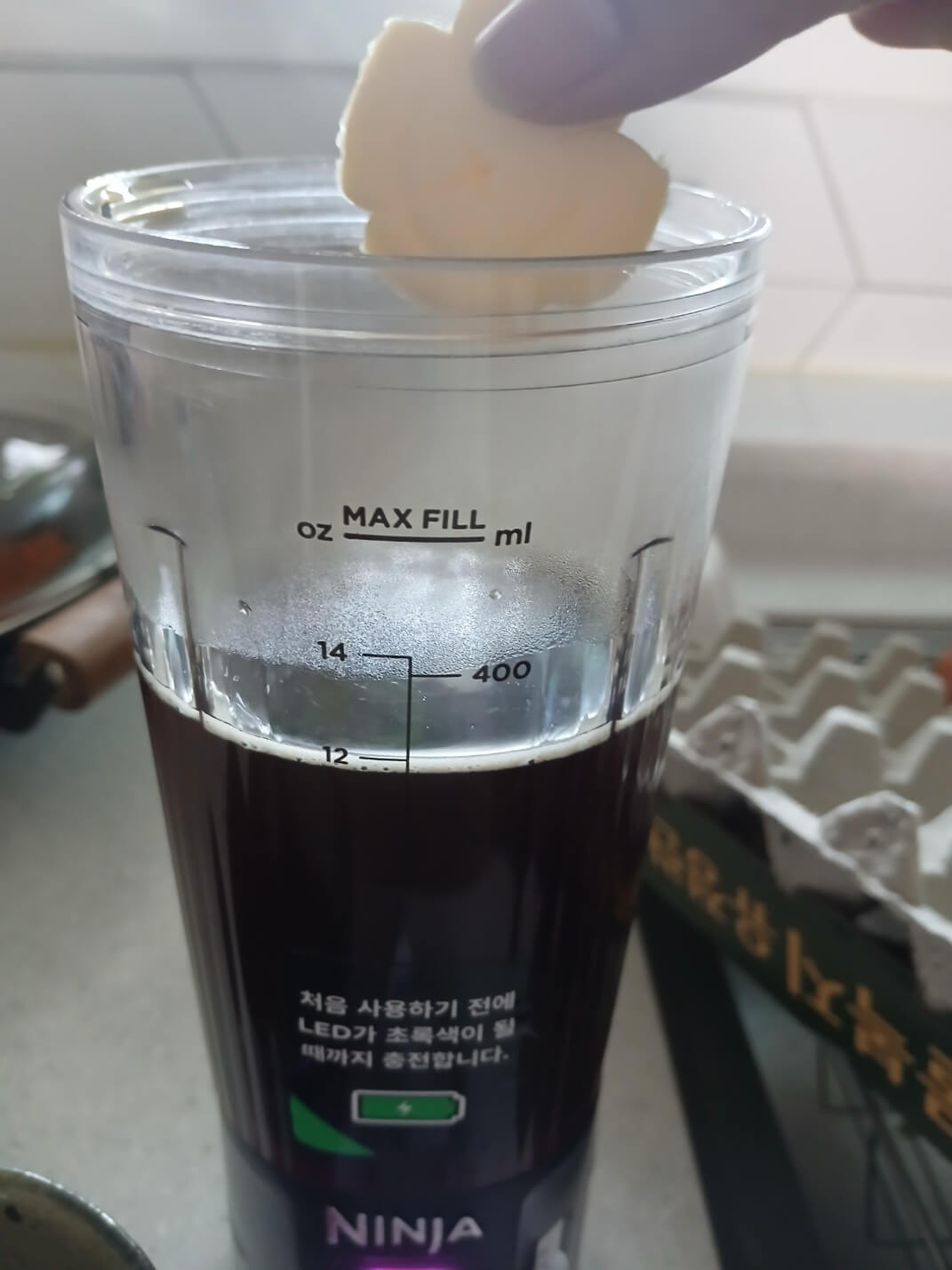 커피에 이즈니 버터를 넣어 블렌더에 갈아요