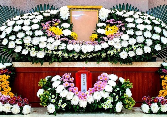 장례식장에서 다른 사람들을 보면 인간관계 변화를 의미합니다.