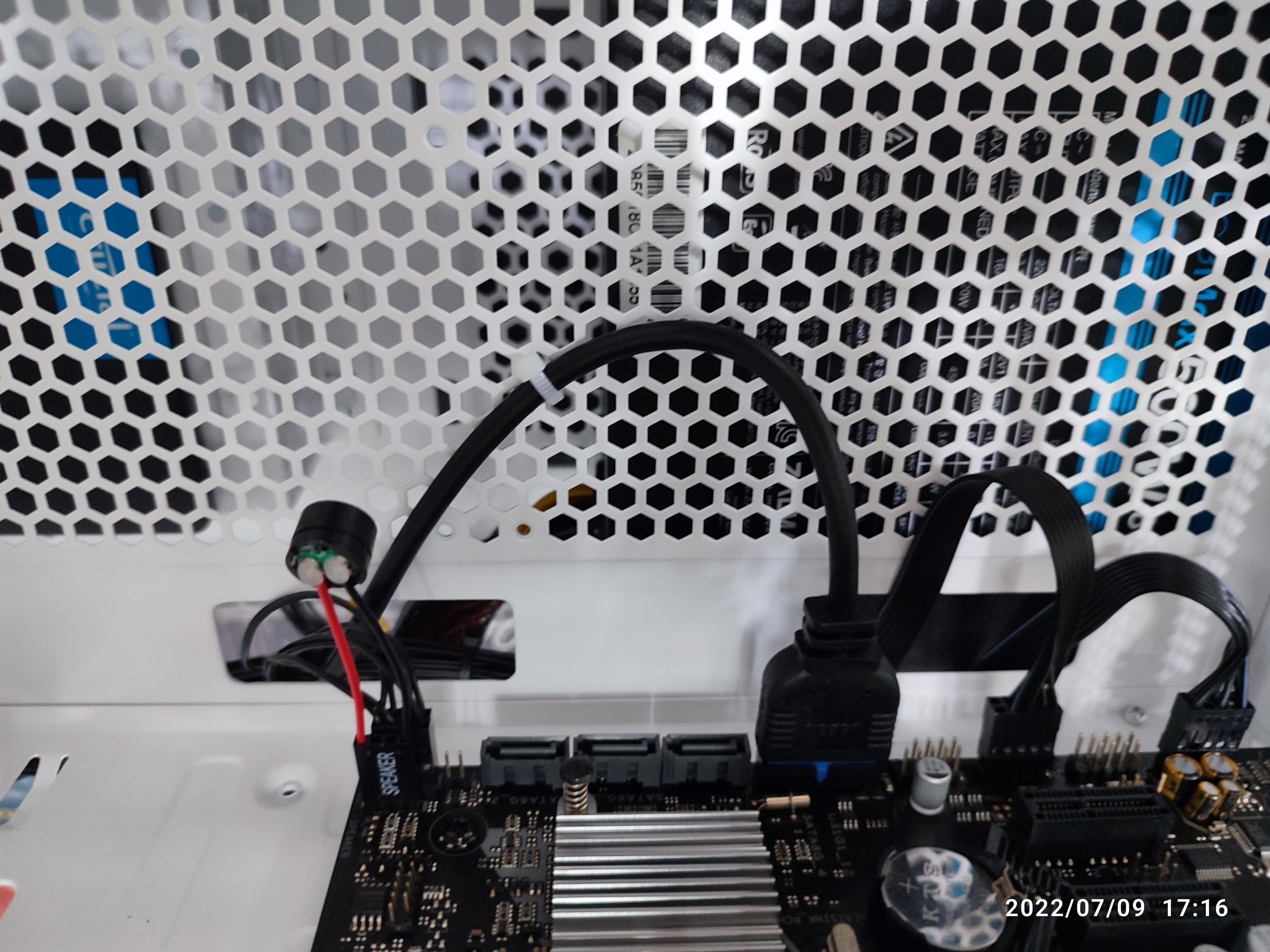 케이블을 케이스에 묶어서 정리했습니다.