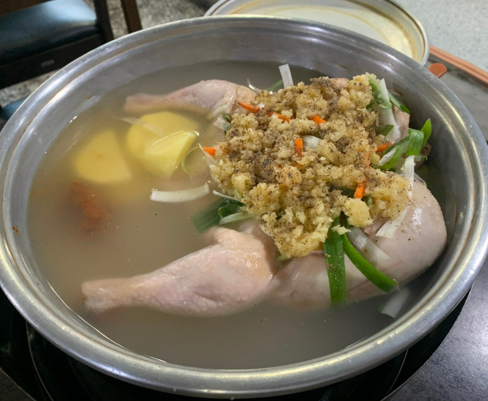 손가네 닭한마리 마늘 육수 조리 전 모습, 동묘 닭한마리 맛집 메뉴