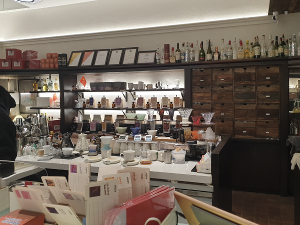 어수선한 커피 추출 도구들 진열되어 있는 카운터 주변