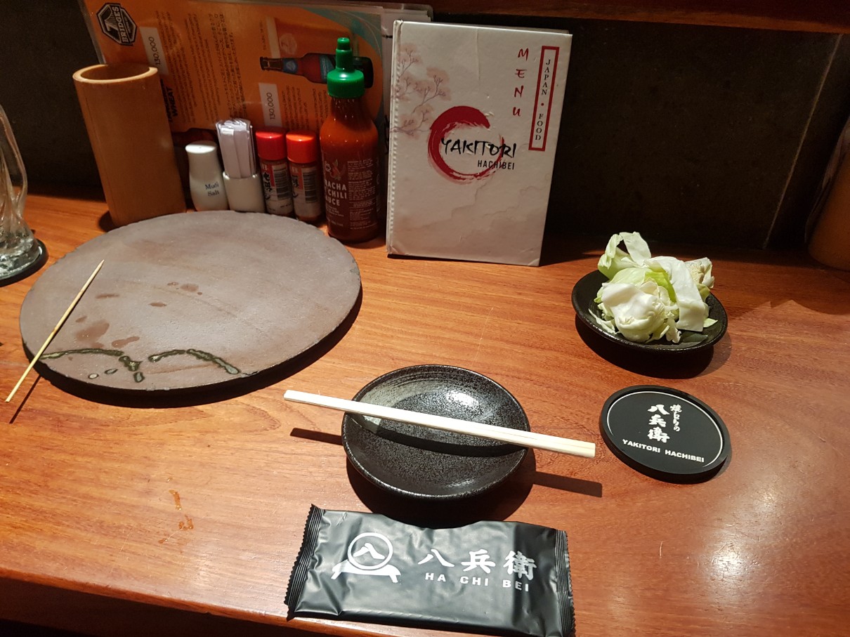 호치민 빈탄군 야키토리 전문점 YAKITORI HACHIBEI - 주방 맞은편 다찌석