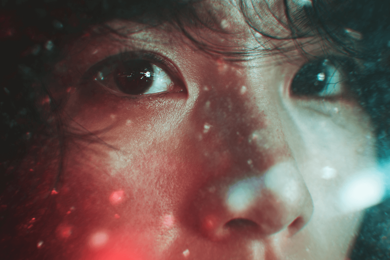 심각한-표정의-여성-클로즈업-이미지