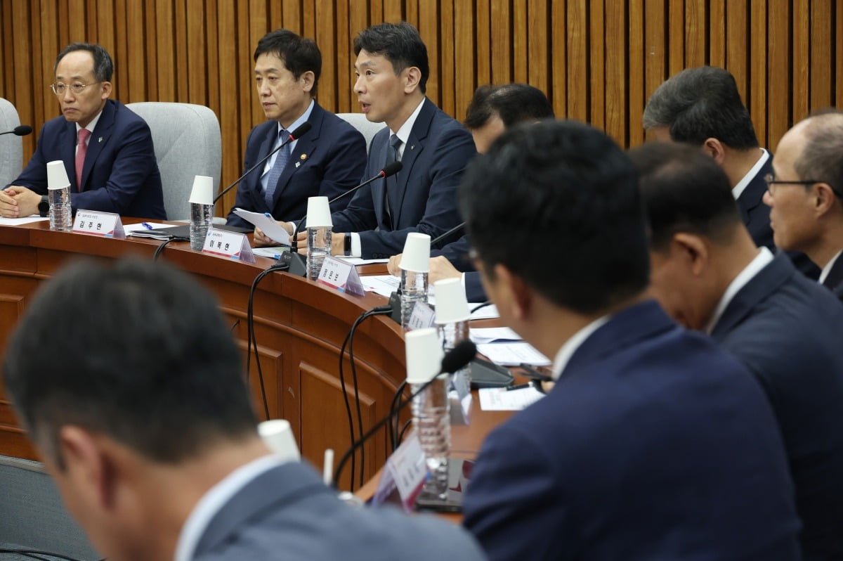 이복현(왼쪽에서 셋째) 금융감독원장이 6월 13일 국회에서 열린 &lsquo;시장질서 확립을 위한 공매도 제도개선 민&middot;당&middot;정 협의회&rsquo;에서 발언을 하고 있다.